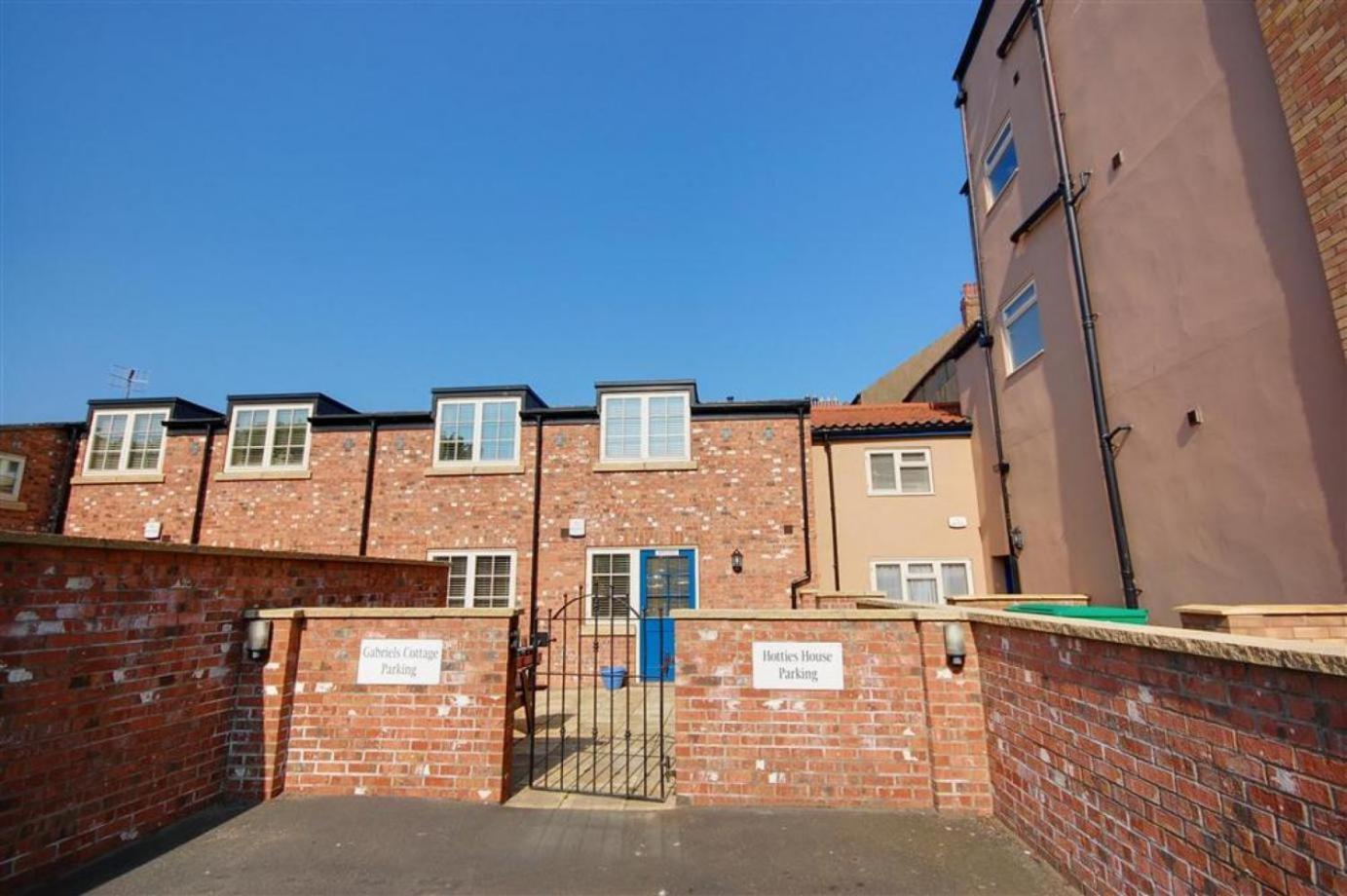 Hotties House - Two-Bed Cottage, Dog-Friendly & Off-Street Parking - Scarborough Exterior foto
